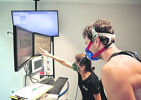 Imagen secundaria 1 - 1.- El pívot norteamericano Ben Lammers ya sabe lo que es jugar en la liga Endesa. 2.- El base catalán, Ferrán Bassas, observa el resultado de las pruebas en HPS. 3.- Ethan Happ, refuerzo interior, en plena prueba de esfuerzo en HPS. 