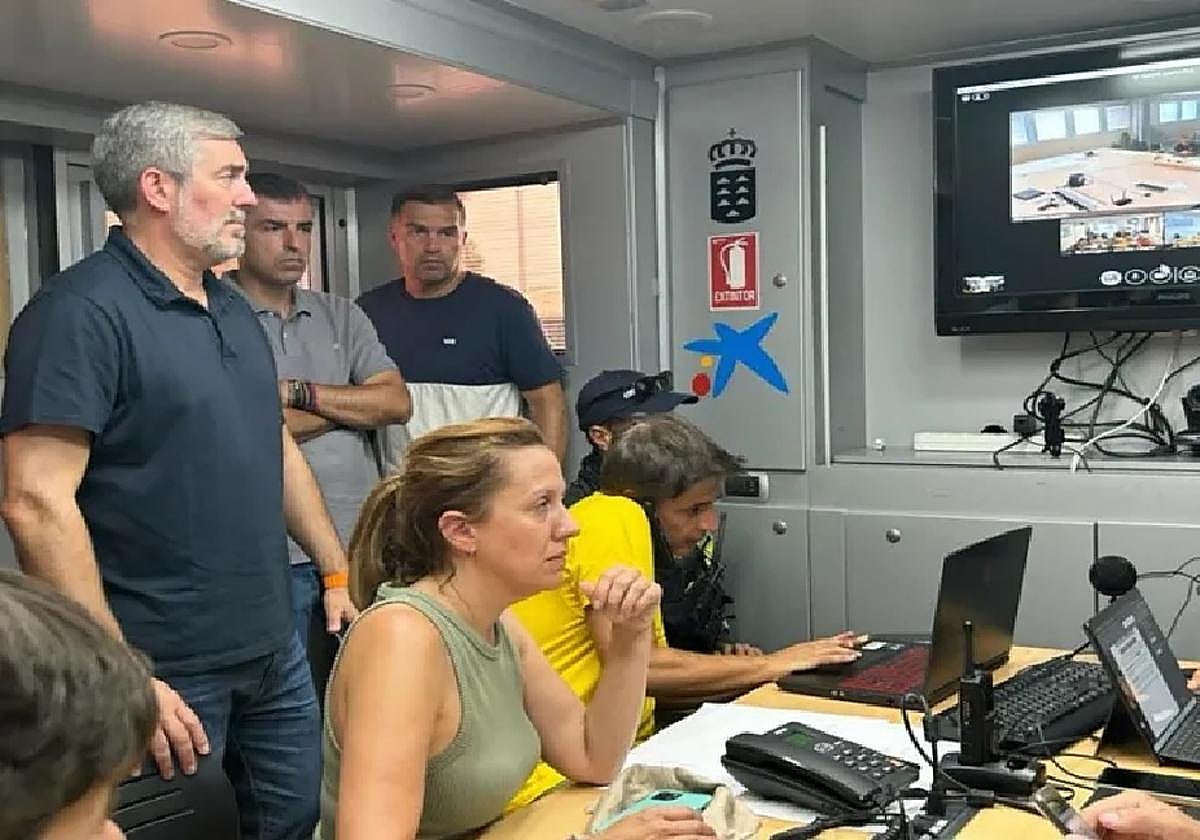 Fernando Clavijo (izda), junto a Manuel Domínguez y Rosa Dávila.