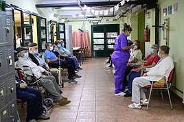 Dieciséis mayores acuden a diario, de lunes a viernes, al centro de día.