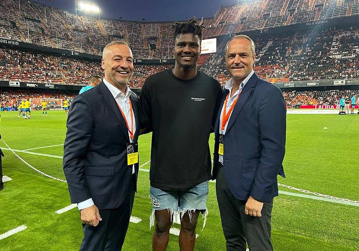 Sory Kaba, con el presidente Miguel Ángel Ramírez, y el director deportivo, Luis Helguera, en Valencia.