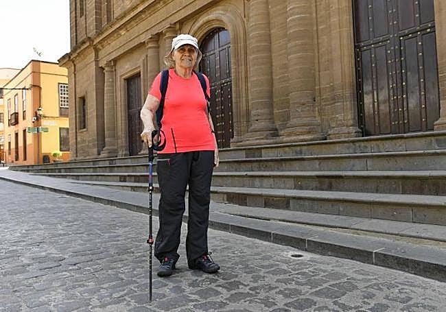 Ángela en la fachada de la iglesia de Santiago de Gáldar.