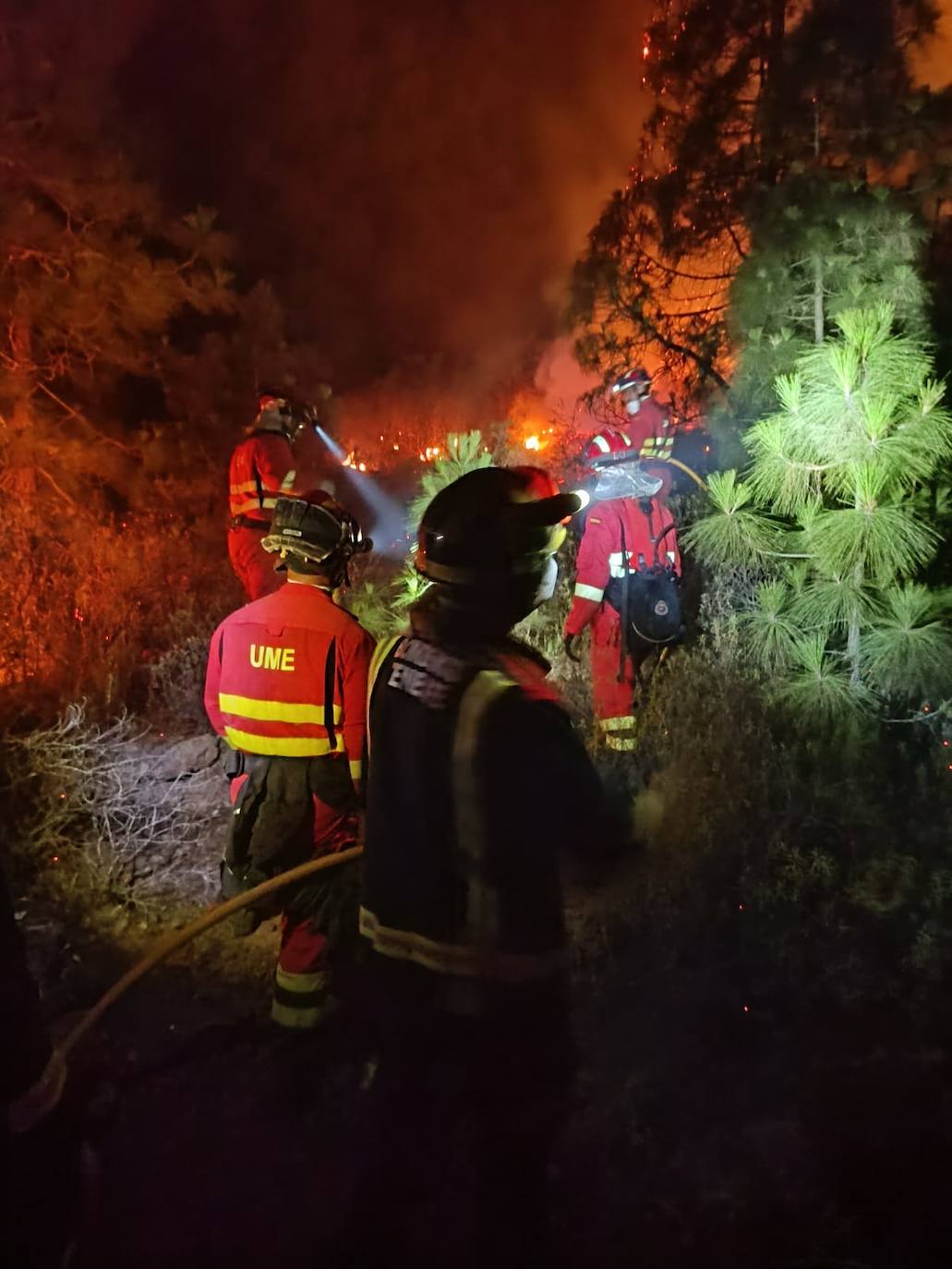Sigue la lucha contra el &#039;infierno&#039; desatado en Tenerife