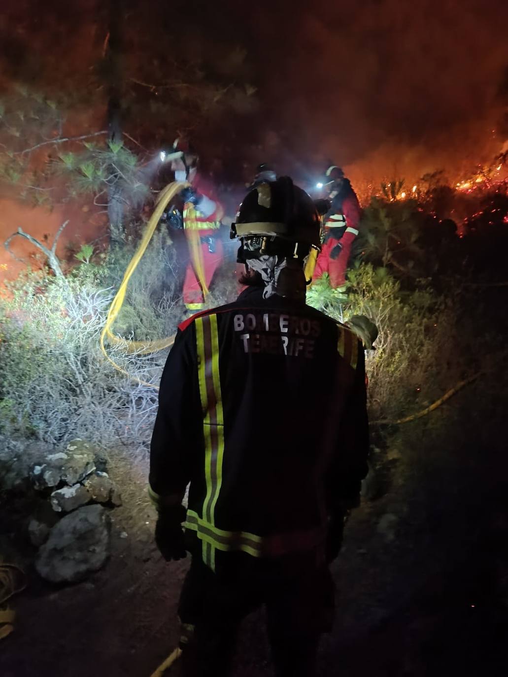 Sigue la lucha contra el &#039;infierno&#039; desatado en Tenerife