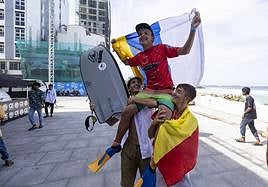 El grancanario Jorge Hernández celebra por todo lo alto su victoria en Maldivas.