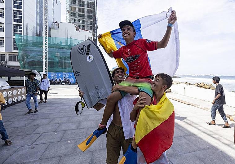 El grancanario Jorge Hernández celebra por todo lo alto su victoria en Maldivas.