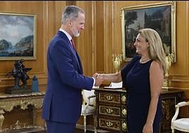 El Rey junto a Cristina Válido en el Palacio de la Zarzuela en la ronda de contactos.