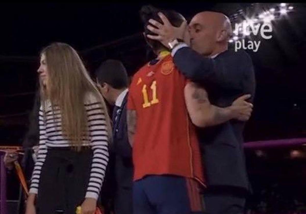 Imagen del momento en el que Rubiales besa a la jugadora española
