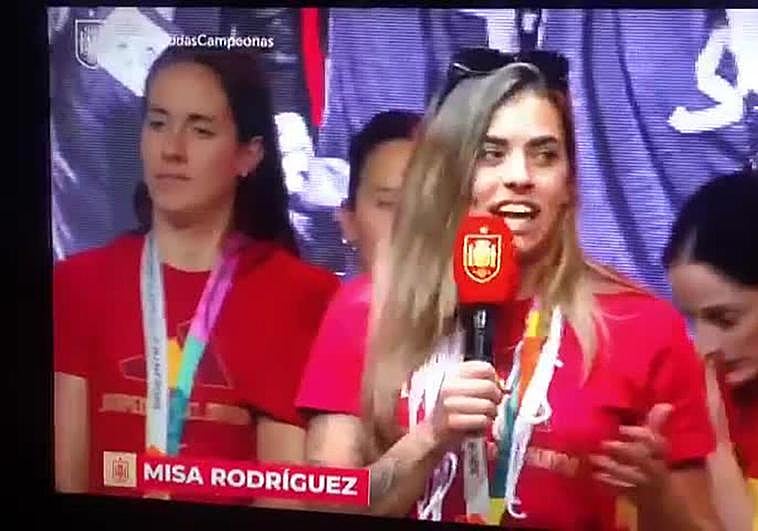 Imagen de Misa Rodríguez durante la celebración en Madrid del combinado nacional por la conquista del Mundial de fútbol de Australia-Nueva Zelanda.