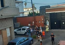 Imagen de la protesta vecinal ante el antiguo cuartel.