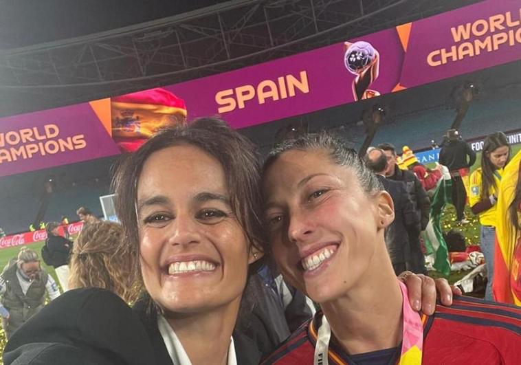 En la imagen, Thaïs Henríquez, junto a la campeona del Mundo, Jennifer Hermoso.