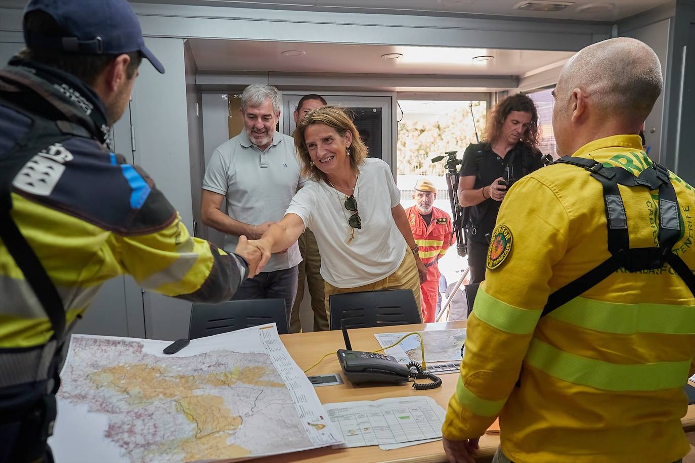 La vicepresidenta tercera y ministra para la Transición Ecológica y el Reto Demográfico, Teresa Ribera, durante su visita al Puesto de Mando Avanzado.