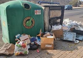 Imagen tomada por los vecinos de basura acumulada junto a los contenedores de reciclaje.