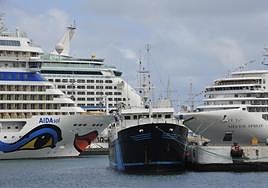 Imagen de varios cruceros en el Puerto de la Luz y de Las Palmas.