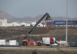 Desembarco de la estructura superior de uno de los nuevos aerogeneradores.