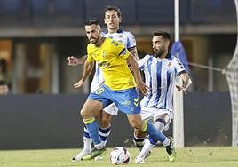 Kirian Rodríguez ante Brais y Oyarzabal.