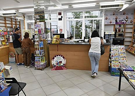 Imagen secundaria 1 - Con el retorno a las aulas pisando los talones, las familias aprovechan para hacer sus compras. 