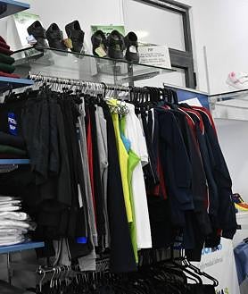 Imagen secundaria 2 - Con el retorno a las aulas pisando los talones, las familias aprovechan para hacer sus compras. 