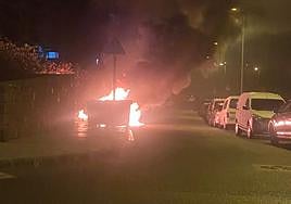 Las llamas no consiguieron alcanzar los coches estacionados esta vez, pero casi.