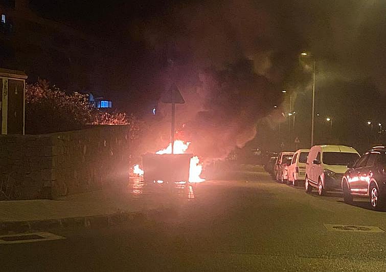 Las llamas no consiguieron alcanzar los coches estacionados esta vez, pero casi.