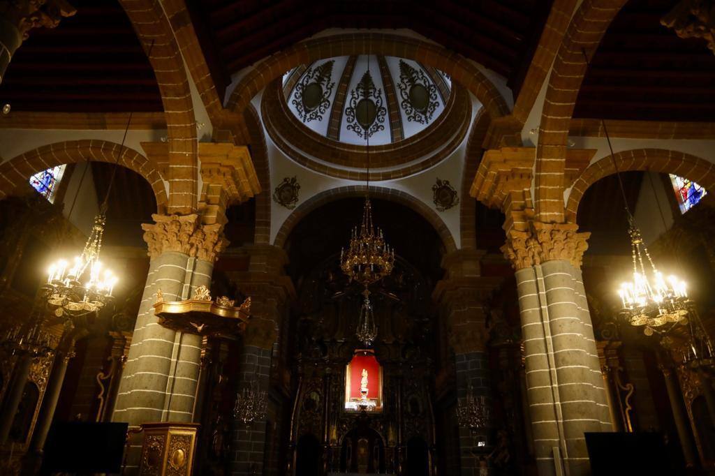 La Virgen del Pino se exhibe sin su manto en el Camarín de la Basílica