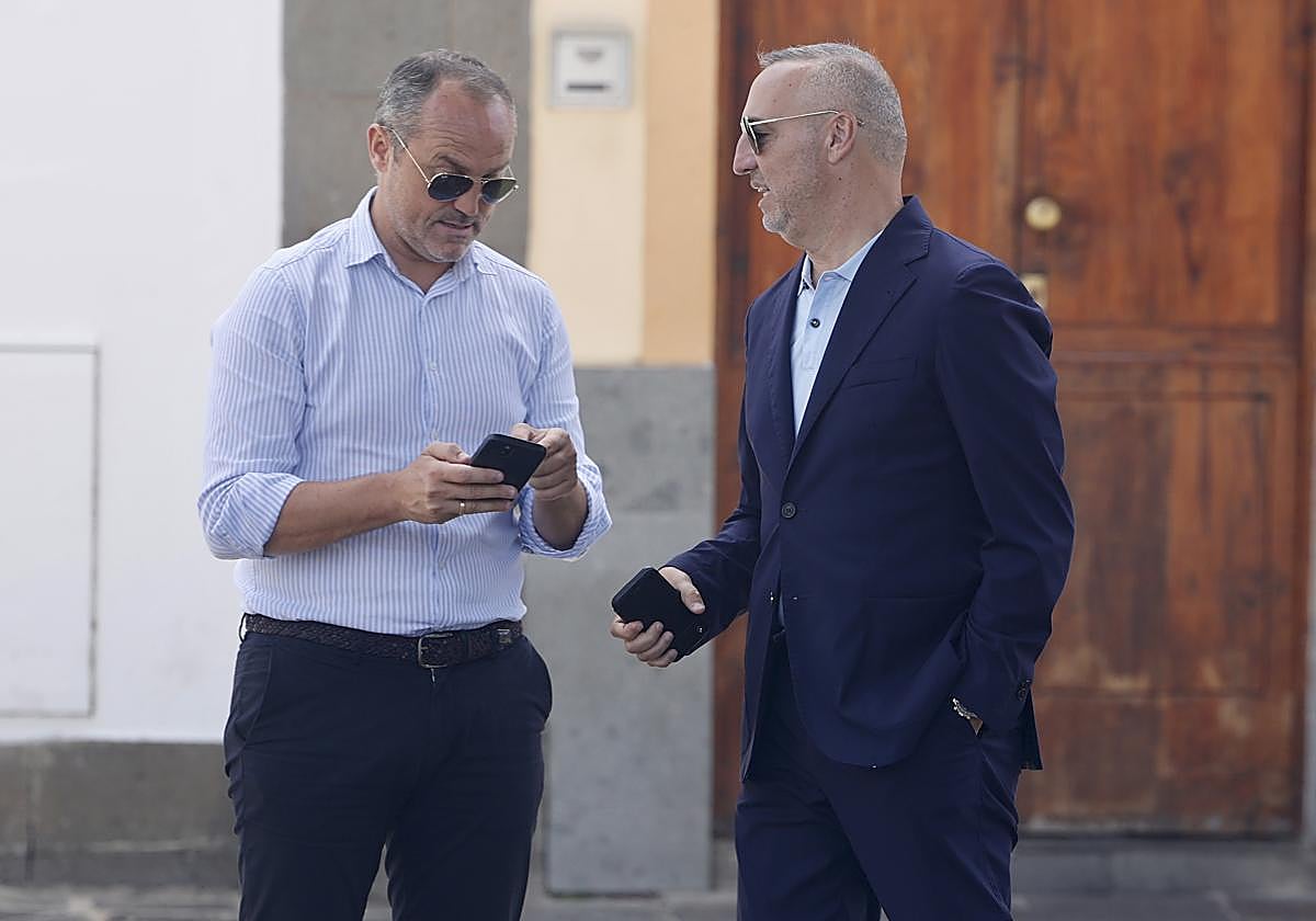 Luis Helguera, director deportivo de la UD Las Palmas (izq.), junto con el presidente amarillo, Miguel Ángel Ramírez.