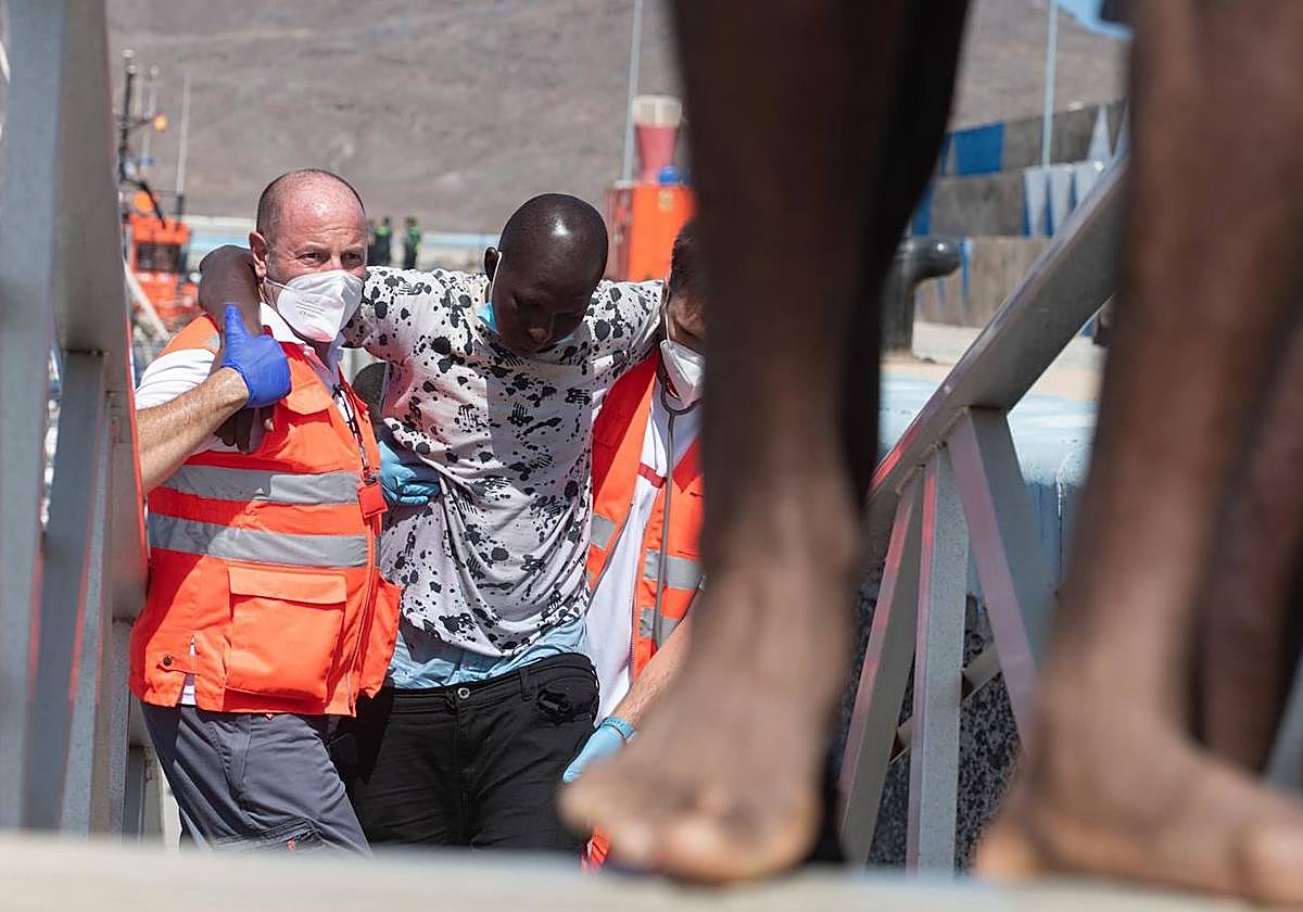 Personal sanitario atiende a los migrantes rescatados este lunes en aguas de Fuerteventura.