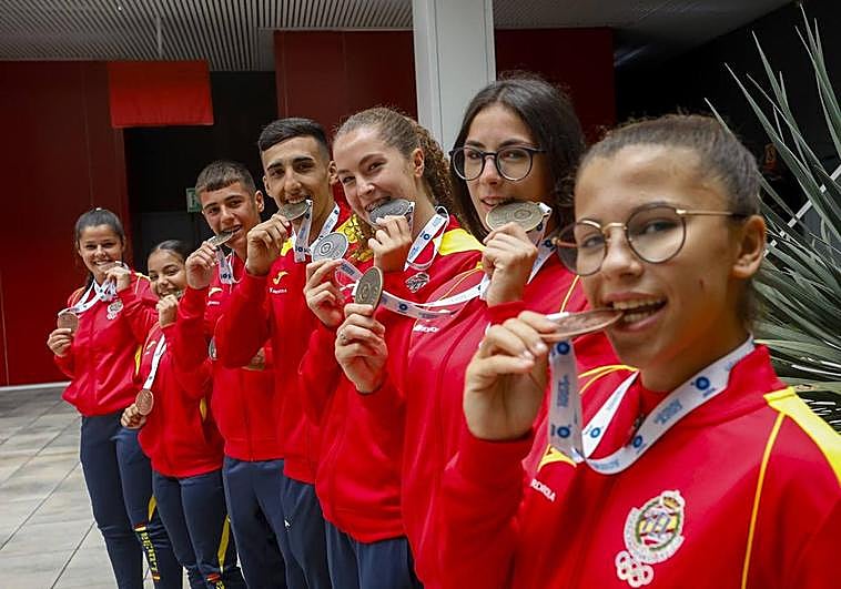 Siete de los integrantes grancanarios del equipo nacional, con sus medallas.