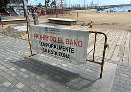 Imagen de la lona en la que se informa de la prohibición del baño en Las Alcaravaneras.