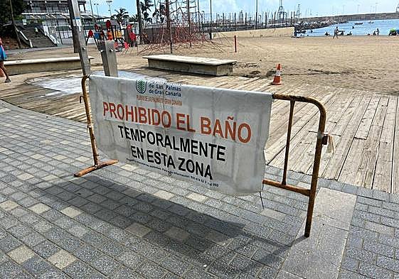 Imagen de la lona en la que se informa de la prohibición del baño en Las Alcaravaneras.