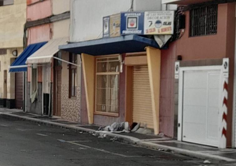 Imagen tomada por los vecinos de una persona pernoctando en una calle de Arenales.