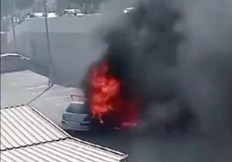 Arde un coche en el parking de un supermercado en Vecindario