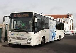 Guagua interurbana a su paso por Teguise.