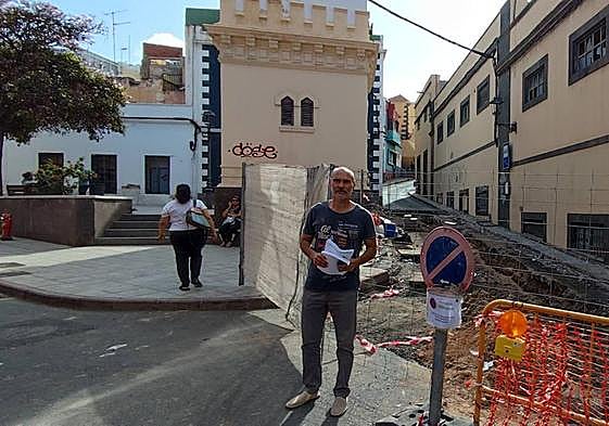 El presidente de la asociación de vecinos Artemi, Antonio Marrero, posa junto a la obra.