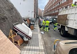 En la actuación se recogió todo tipo de escombros, trastos y enseres.