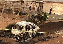 Imagen del coche calcinado en el que hallaron el cadáver de la víctima.