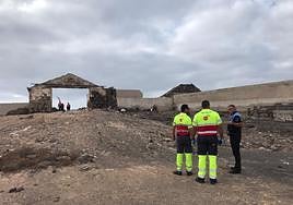 Efectivos de bomberos y la Policía Local en el lugar de los hechos.
