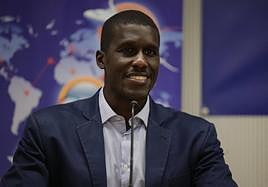 Sitapha Savané sonríe en la presentación de Roko Prkacin.