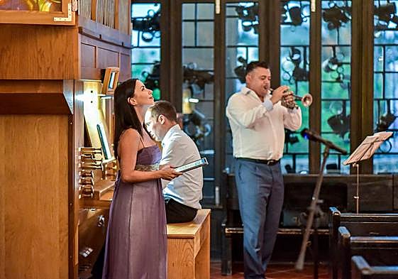 La cantante Magdalena Padilla y el trompetista Sebastián Gil.