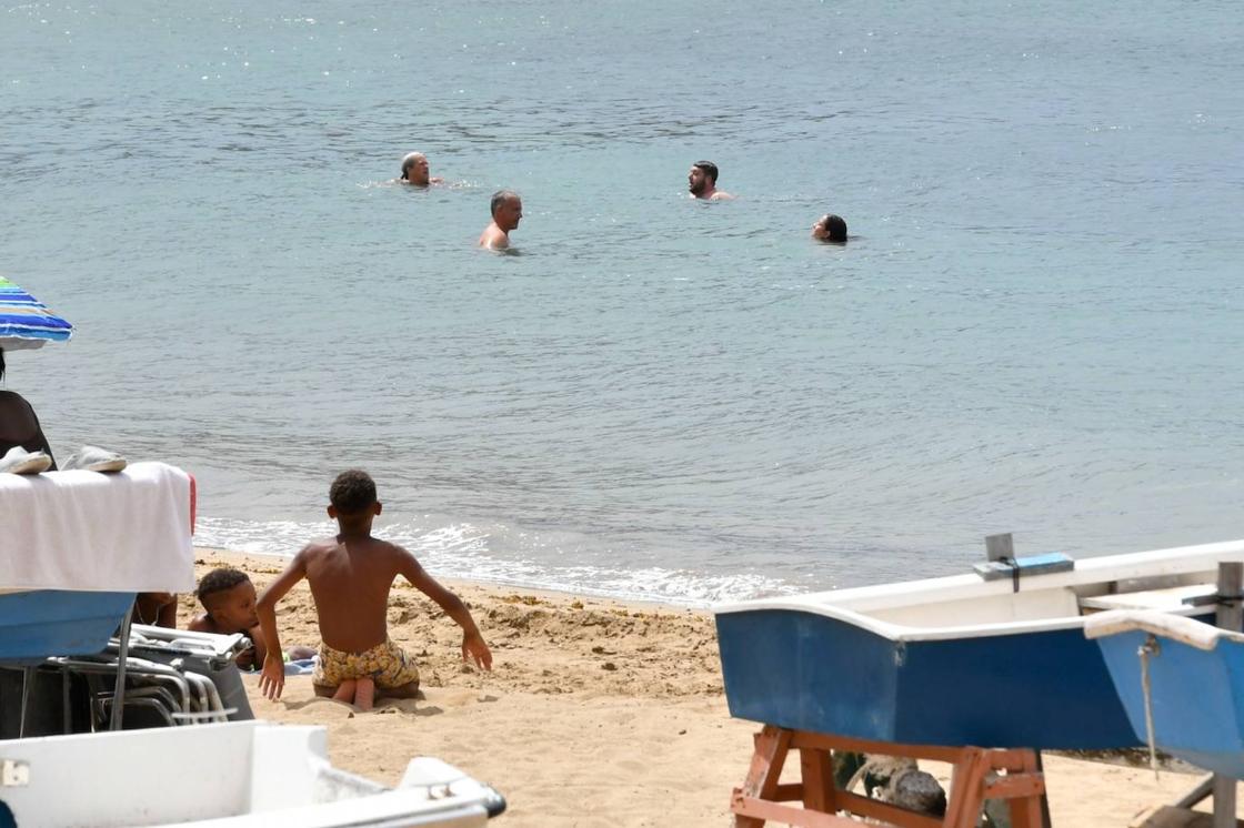 Los bañistas vuelven a disfrutar de La Puntilla