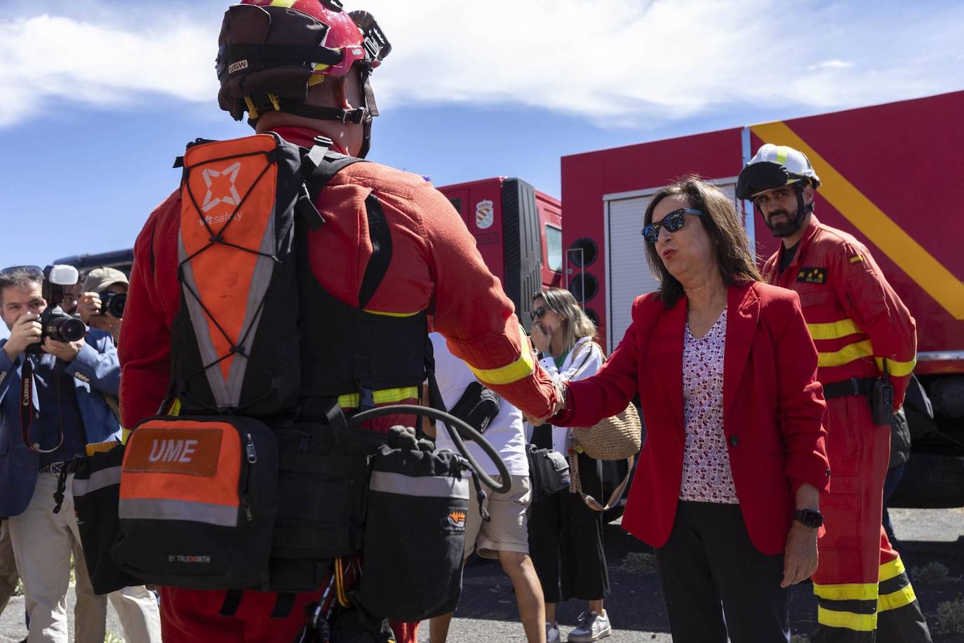 La ministra de Defensa en funciones, Margarita Robles, en su visita a las unidades de la base de 'Los Rodeos', en Tenerife.