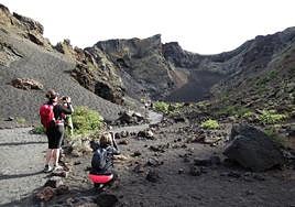 Volcán del Cuervo, con huellas fuera de la zona acotada para el paso.