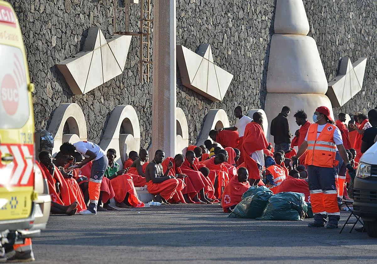 Migrantes atendidos en el Puerto de La Restinga, en El Hierro.