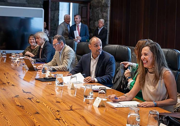 Imagen principal - Imágenes de la primera reunión de la legislatura del Consejo Asesor del Presidente.