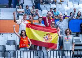 Los familiares de Santi Aldama disfrutan en la grada del Indonesia Arena.