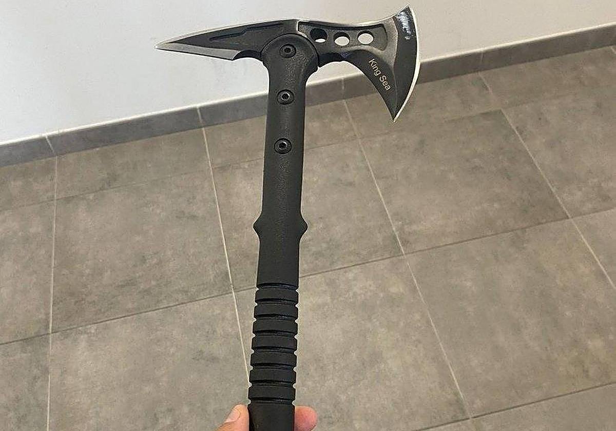 Imagen del hacha con la que amenazó a sus cuidadoras.
