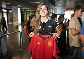 Imagen de Misa Rodríguez con una de las camisetas firmadas.