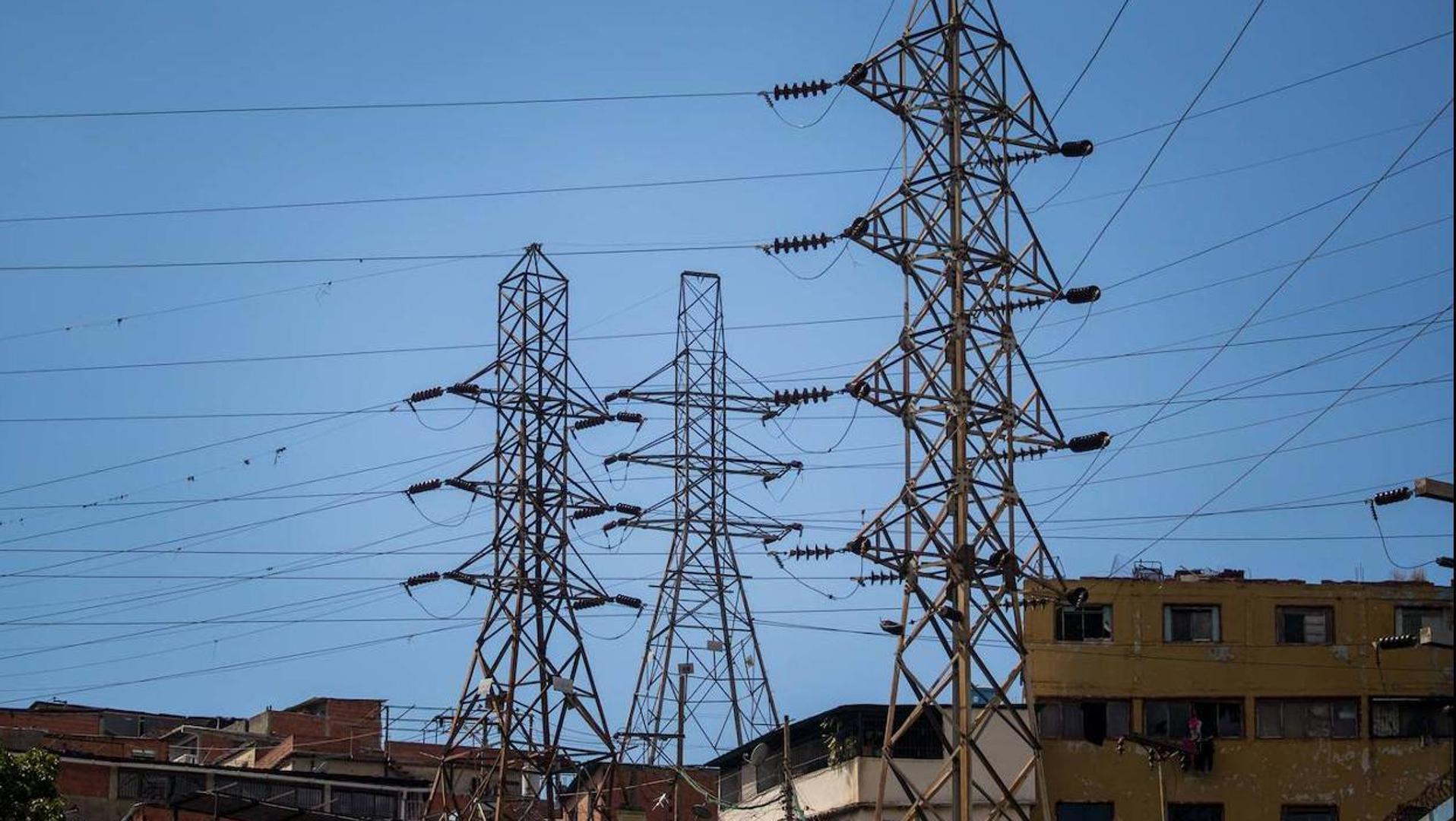 The price of electricity falls 38% this Sunday