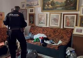 Imagen de uno de los agentes en el registro de una de las viviendas investigadas.