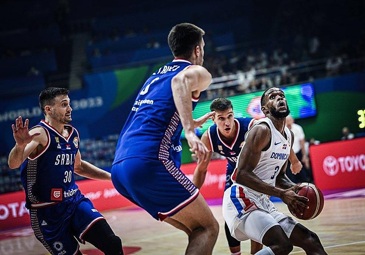 El base dominicano del Gran Canaria, Jean Montero, intenta anotar ante varios defensores