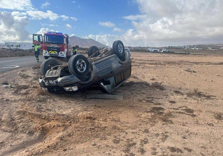 Aparatoso accidente en Fuerteventura: un vehículo se sale de la vía y vuelca por completo